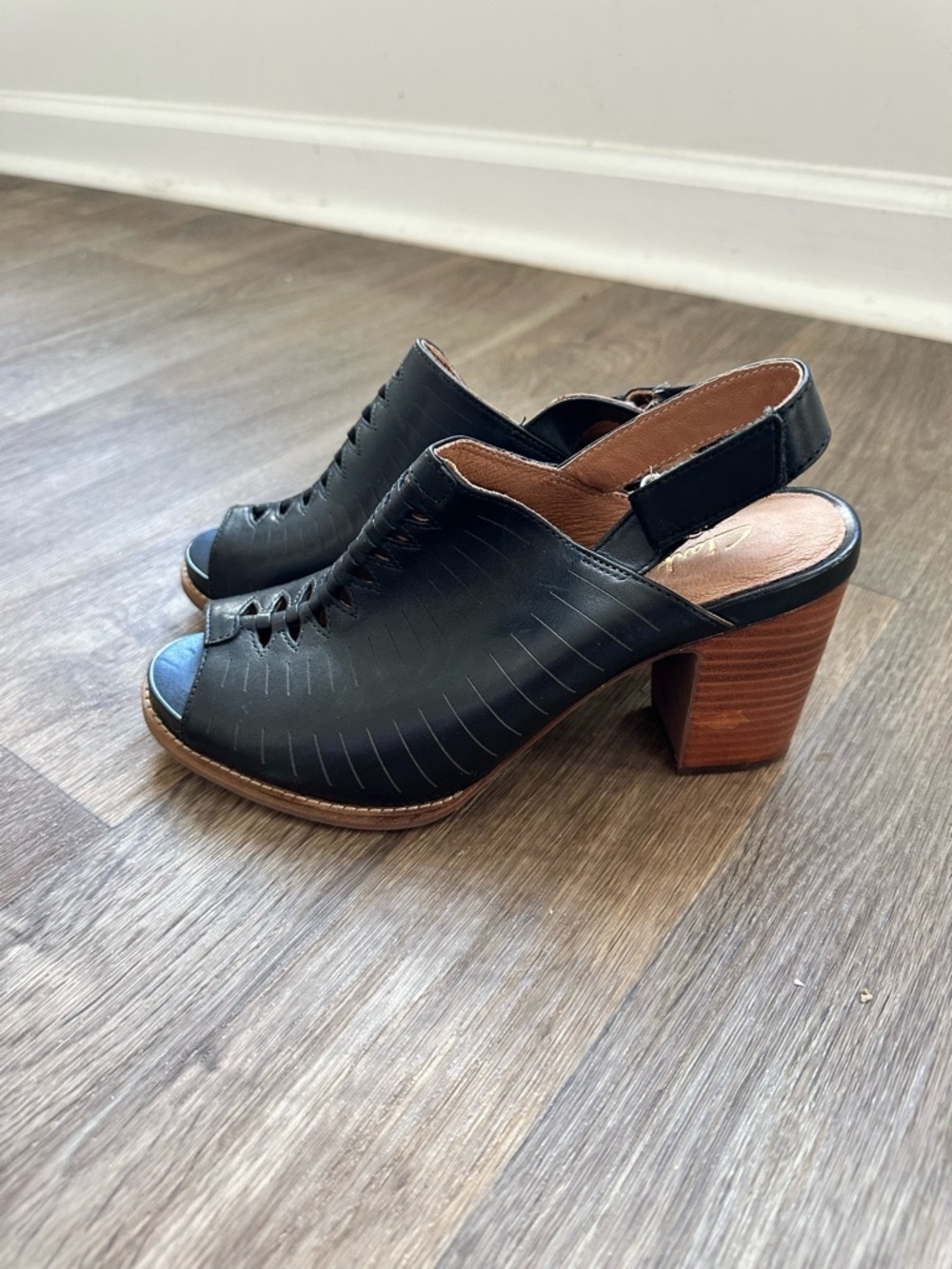 Clarks Artisan Slingback Block-Heel Sandal Black Leather Women’s Size 8.5 - Picture 2 of 9